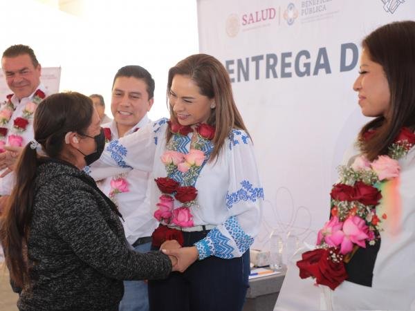 En San Salvador el Seco, SEDIF continúa con entrega de aparatos auditivos