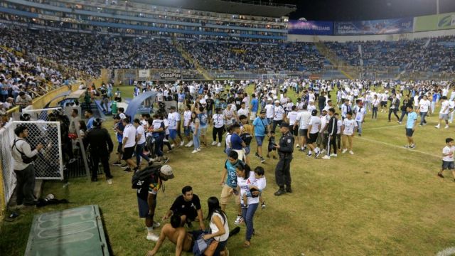 Tragedia en San Salvador: una estampida durante un partido de futbol