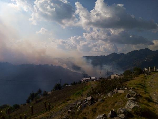 Por recrudecimiento de incendio forestal, gobierno estatal y especialistas determinan evacuar tres comunidades de Zacatlán
