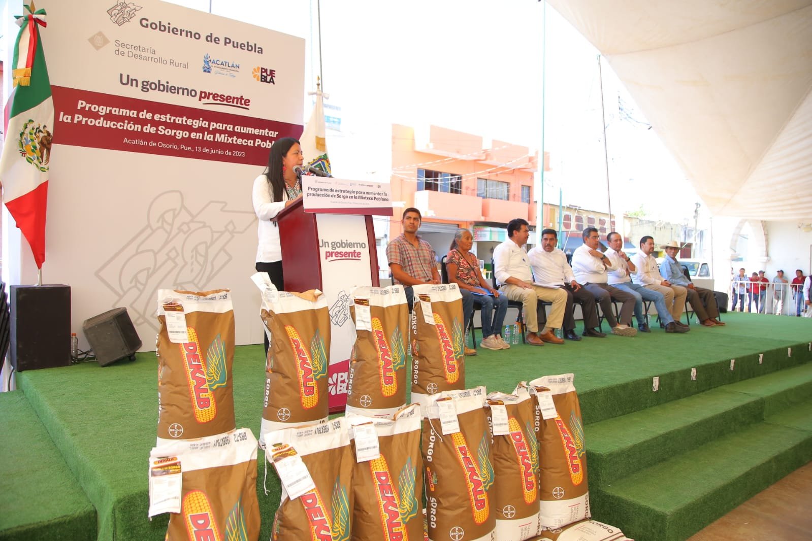 Reafirma Sergio Salomón compromiso con el campo; favorece con sorgo a productores de Acatlán y Huaquechula