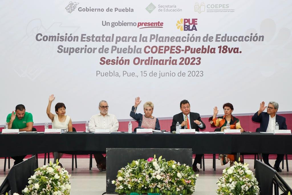 Amplía SEP sistema educativo universitario: aprueba 18 nuevas opciones de estudios