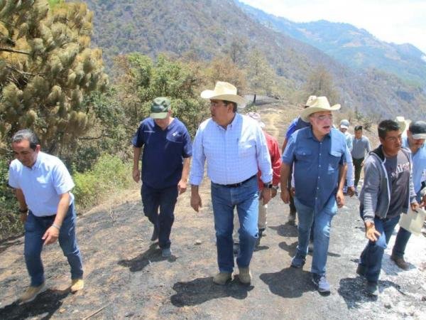 Continúa Sergio Salomón con supervisión del combate al incendio forestal en Zacatlán