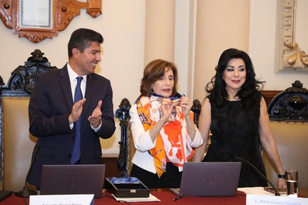 ÁNGELES MASTRETTA ES CONDECORADA CON LA PRESEA PUEBLA DE ZARAGOZA