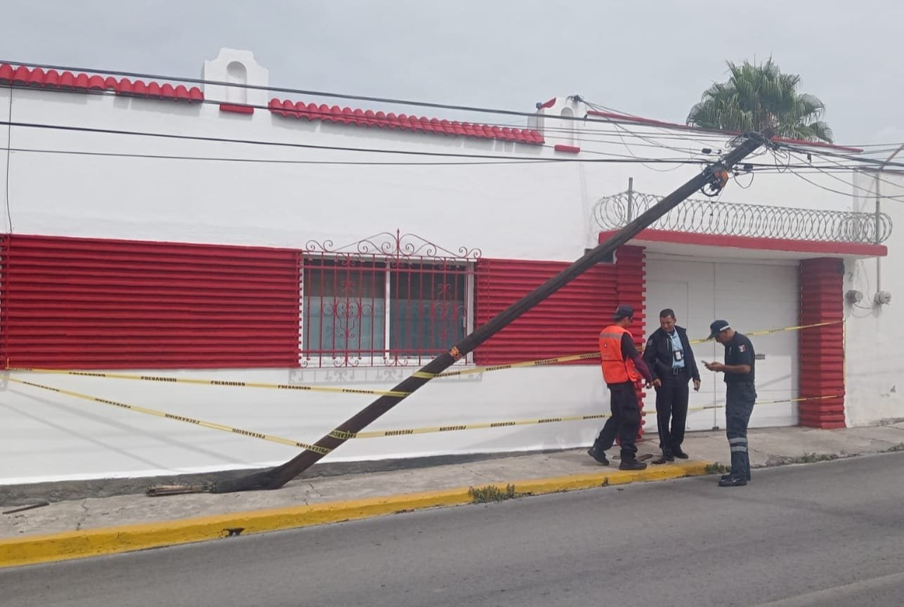 Protección Civil acordona calle a causa de poste en riesgo de caer