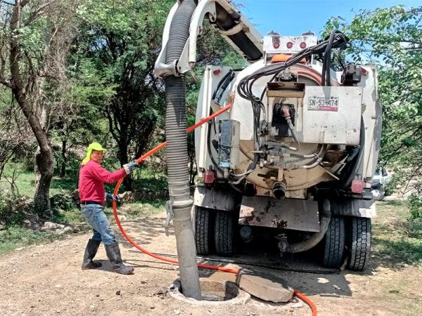 Desazolva gobierno de Puebla drenaje y pozos de visita en San Juan Atzompa