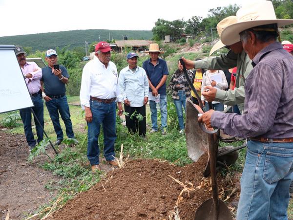 Capacita gobierno de Puebla a productoras y productores de agave en el manejo de residuos