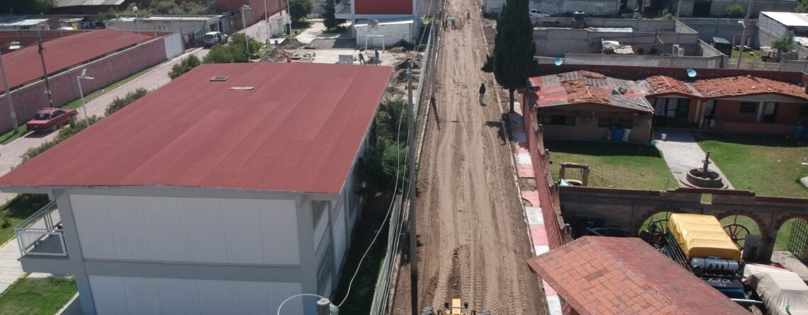 Avances de la obra de construcción de pavimento con adoquín de la calle Amapola.