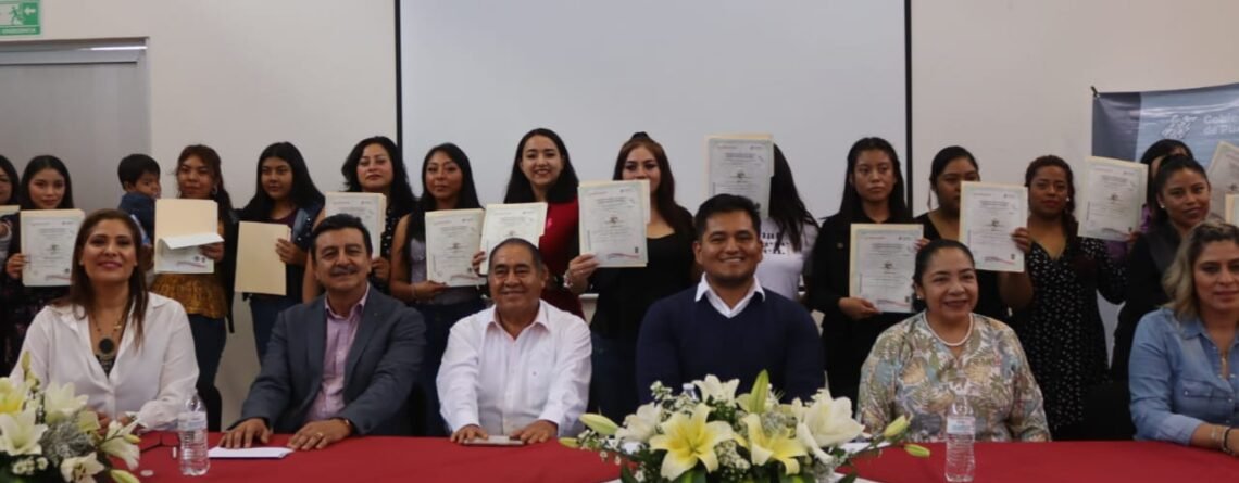 Entrega de Constancias de los cursos Extensión de Pestañas, Preparación de Alimentos y Corte y peinado del cabello.
