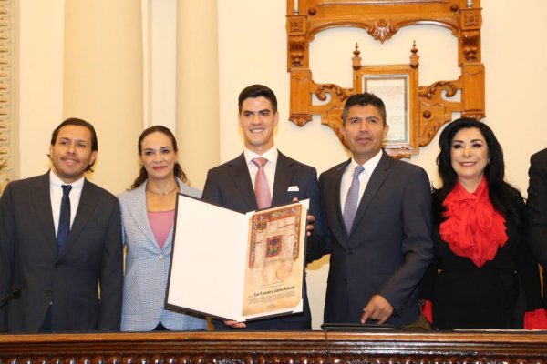 AYUNTAMIENTO DE PUEBLA ENTREGA A JOSÉ CANALES CÉDULA REAL, MÁXIMO HONOR MUNICIPAL