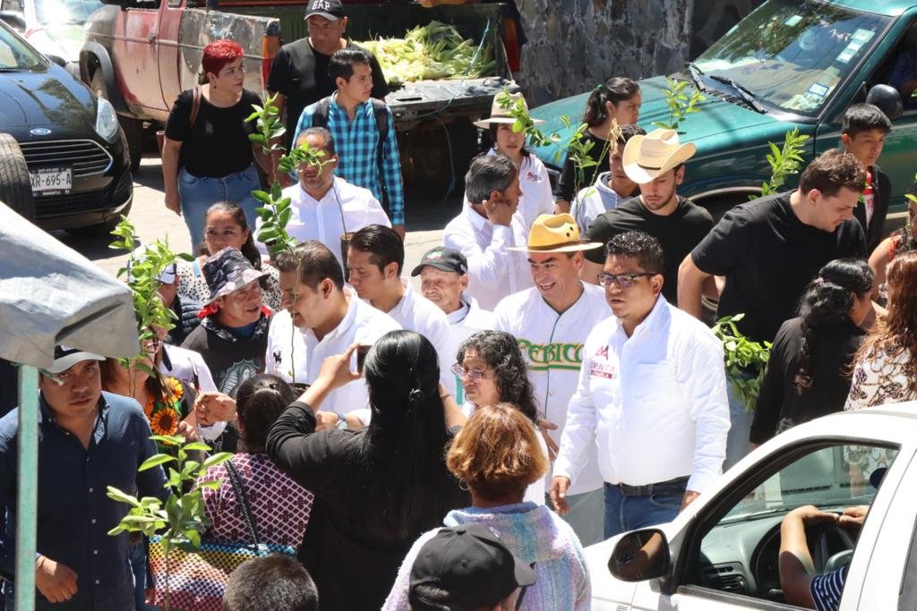 Con más de 5 mil poblanas y poblanos, Armenta camina en el Centro Histórico de la ciudad.