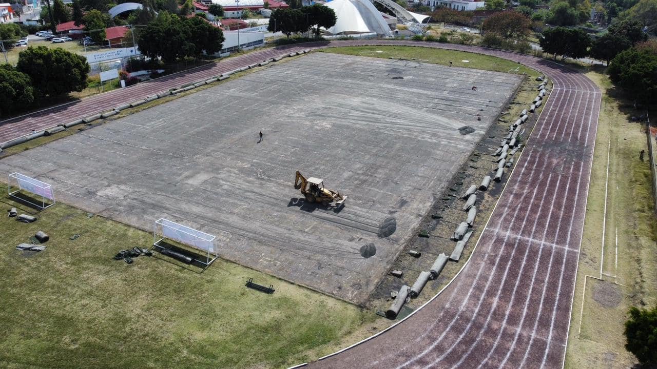 ARIADNA AYALA CUMPLE E INICIA REHABILITACIÓN DE CANCHA DE FUTBOL Y PISTA DE ATLETISMO EN ATLIXCO