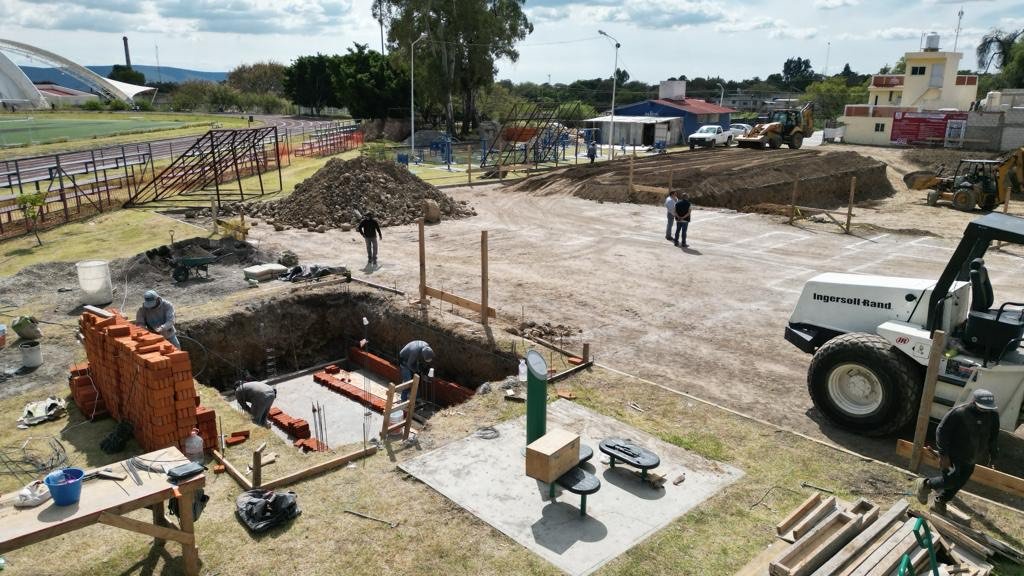 GOBIERNO DE ATLIXCO AVANZA CON LA REHABILITACIÓN DE 2 VIALIDADES IMPORTANTES Y LA CONSTRUCCIÓN DE UNA ALBERCA SEMIOLÍMPICA
