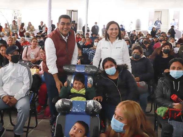 Entrega Sergio Salomón y Gaby Bonilla 204 aparatos ortopédicos en beneficio de cuatro municipios