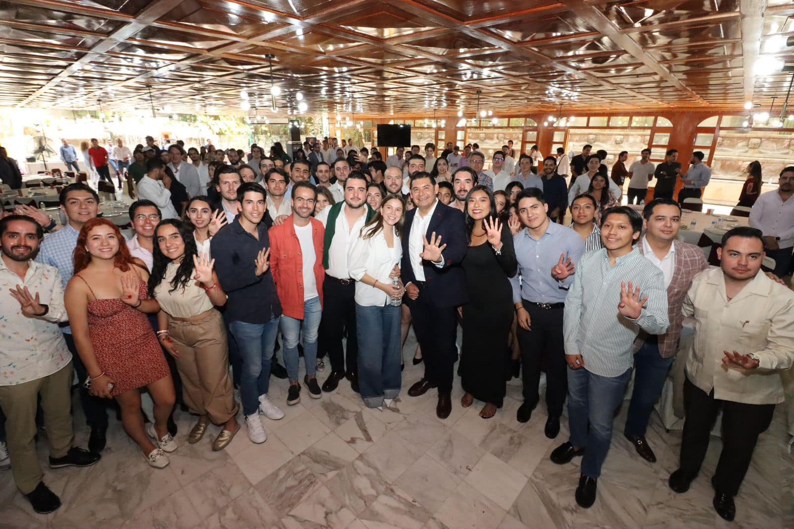 Armenta se reúne con líderes juveniles