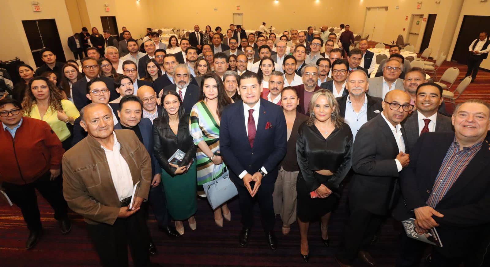 Alejandro Armenta se reúne  con líderes empresariales del país