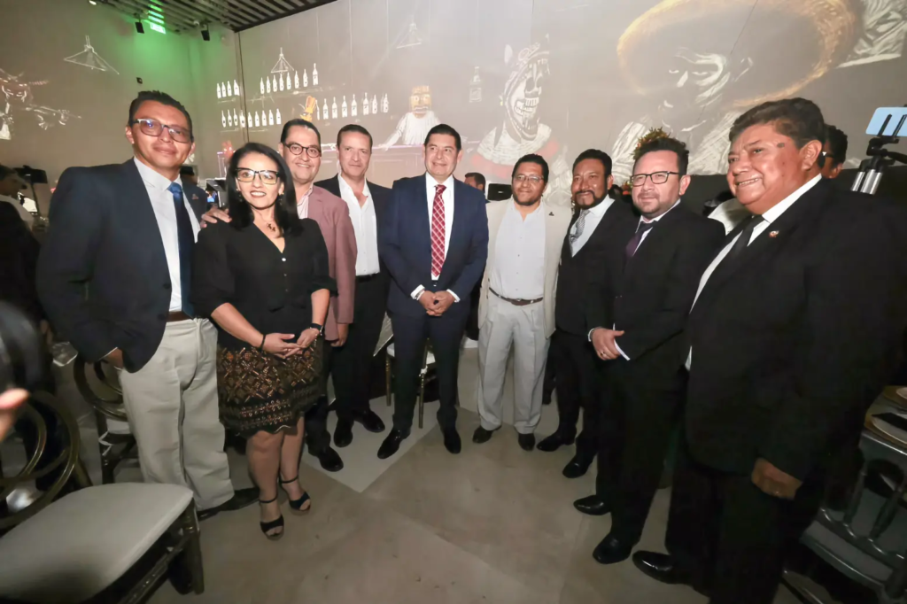 Recibe Alejandro Armenta distinción binacional de líderes migrantes por ser agente de cambio con Humanismo Mexicano