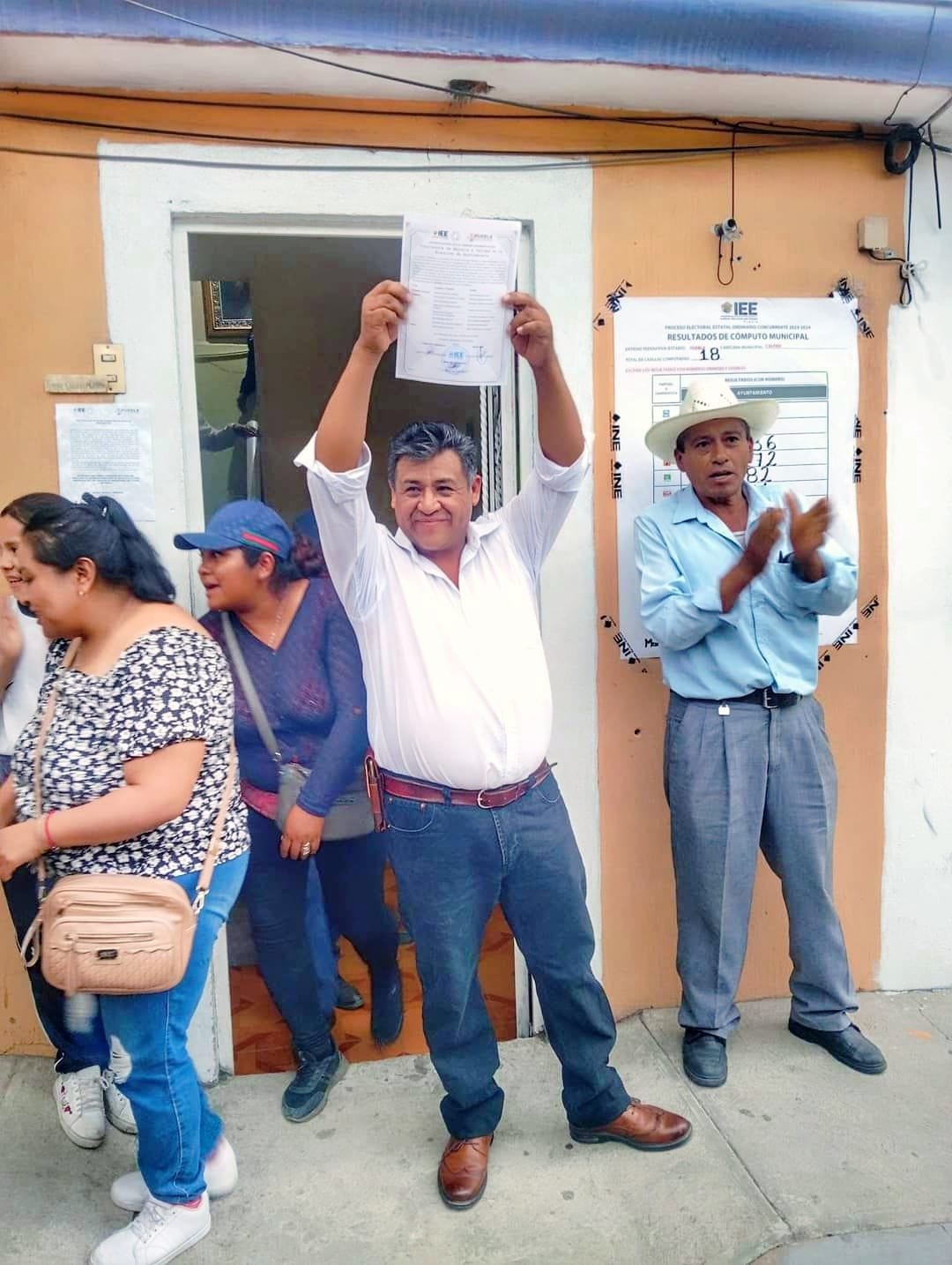 Vicente Sánchez Méndez recibió constancia como presidente municipal electo de Calpan