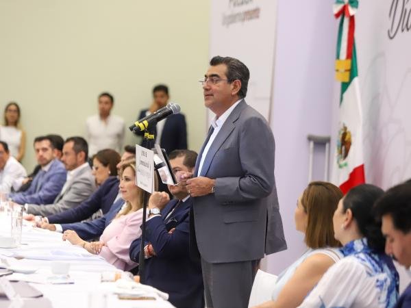 Reconocen Sergio Salomón y Alejandro Armenta papel de periodistas en Puebla
