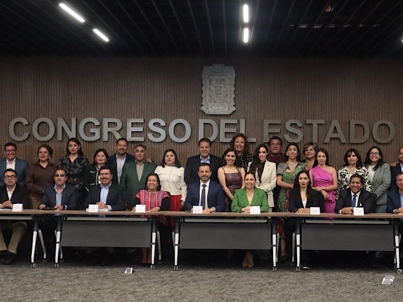 En reunión con diputadas y diputados de todas las fracciones parlamentarias del H. Congreso del Estado de Puebla