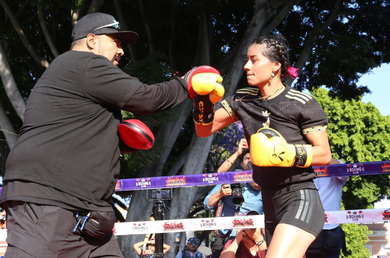 Con poblanas y poblanos “La Bonita” Sánchez realiza entrenamiento en el Zócalo