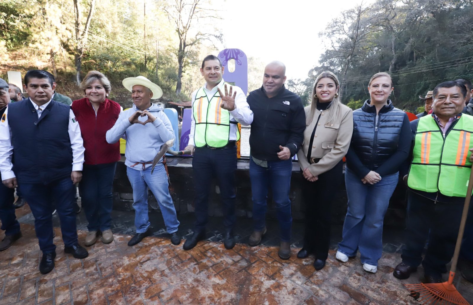 Gobierno estatal reconoce a Chignautla como ejemplo en la faena y tequio