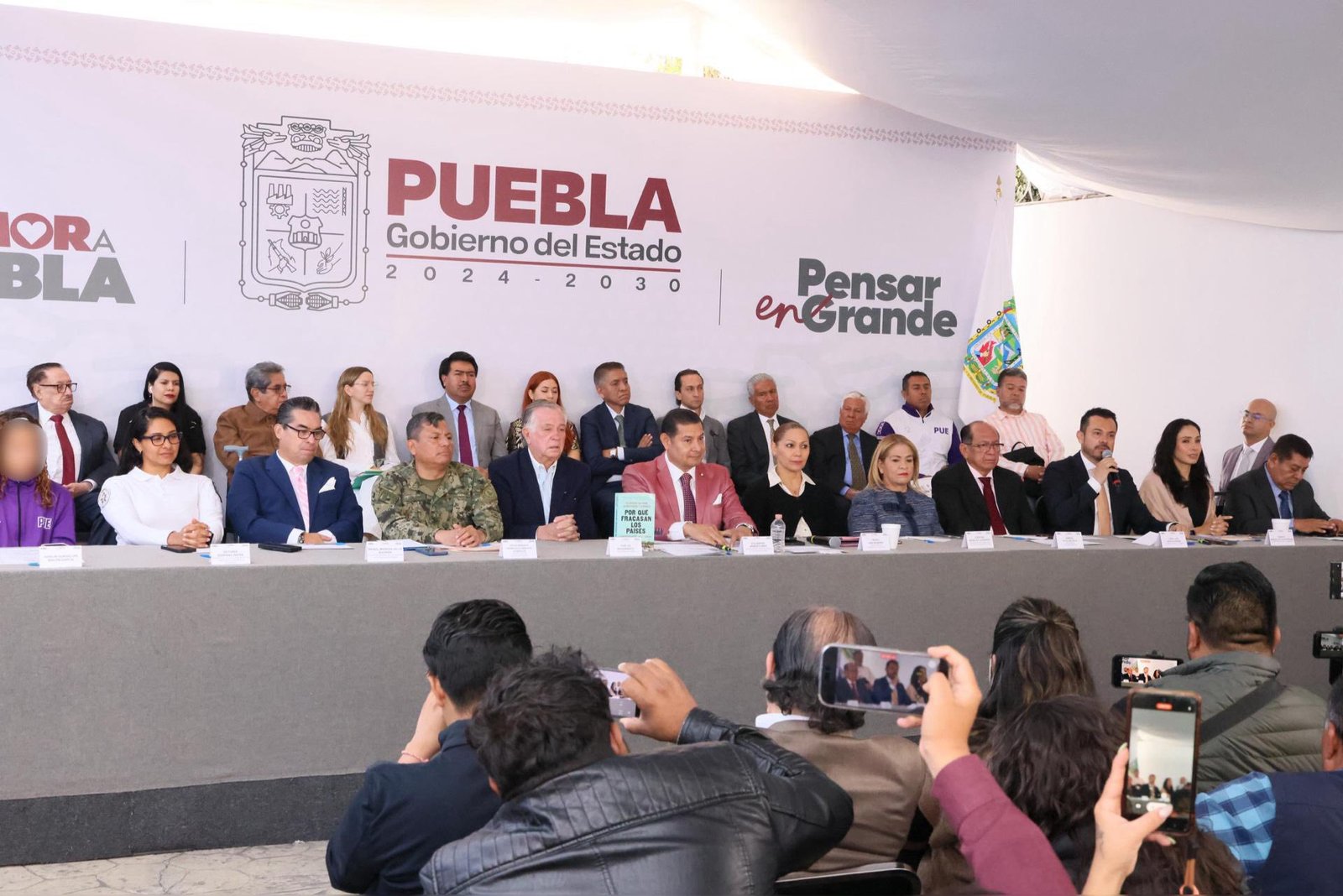 ¡Así iniciamos la semana en la #MañaneraDePuebla! en donde informamos con claridad y compromiso sobre: