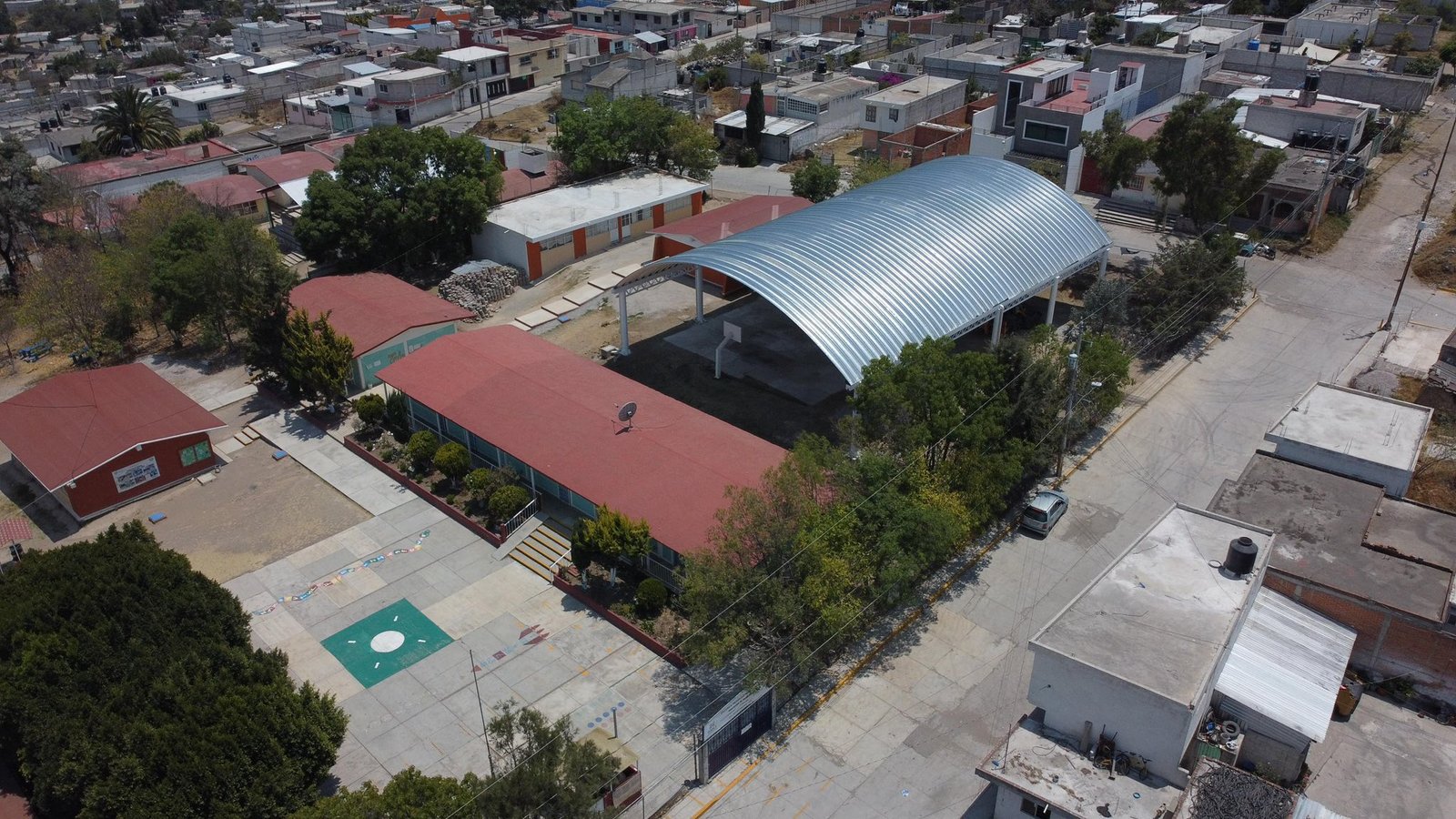 Así va quedando y así luce la estructura techumbre (DOMO) que beneficiará a alumnos y maestros de la Escuela Primaria 18 de Noviembre en la Colonia Las Cruces