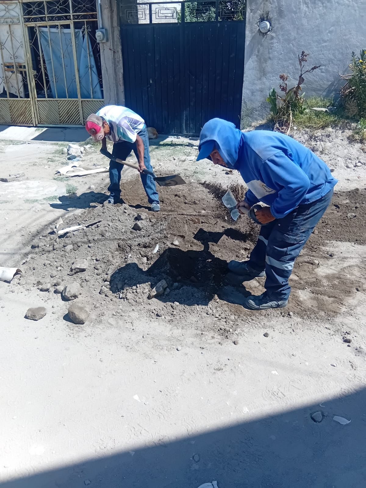 Personal de Agua Potable sigue realizando trabajos de reparación por una fuga de agua en calles de la colonia 20 de Noviembre