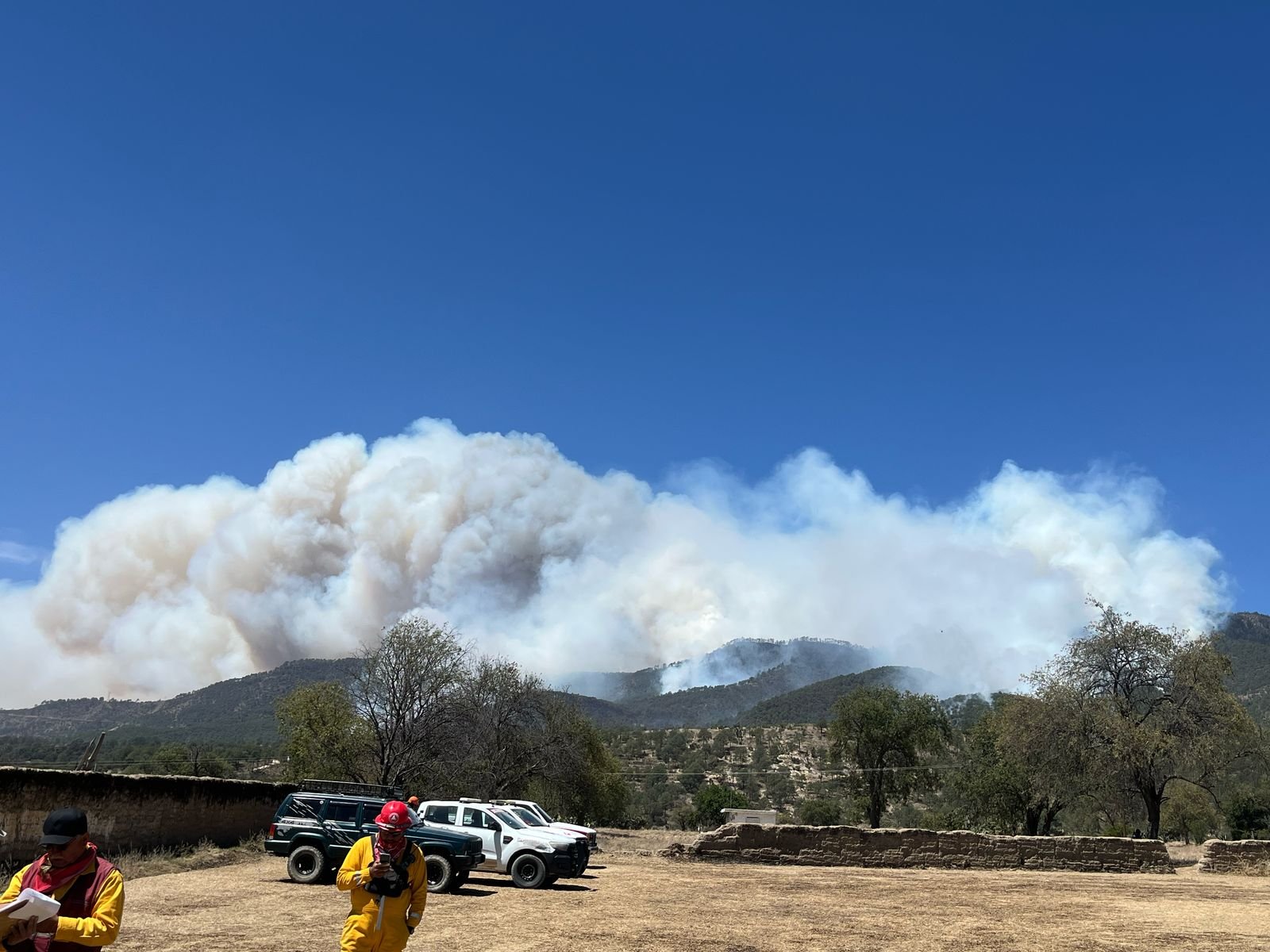 Por aire y por tierra gobernador Alejandro Armenta supervisa combate de incendios