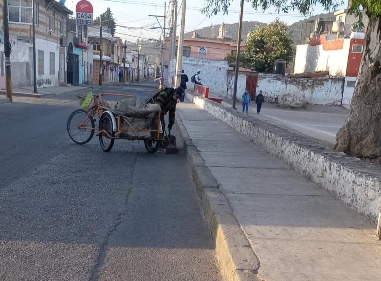 Desde temprana hora, nuestras cuadrillas de residuos sólidos están trabajando con compromiso para mantener #Amozoc limpio!