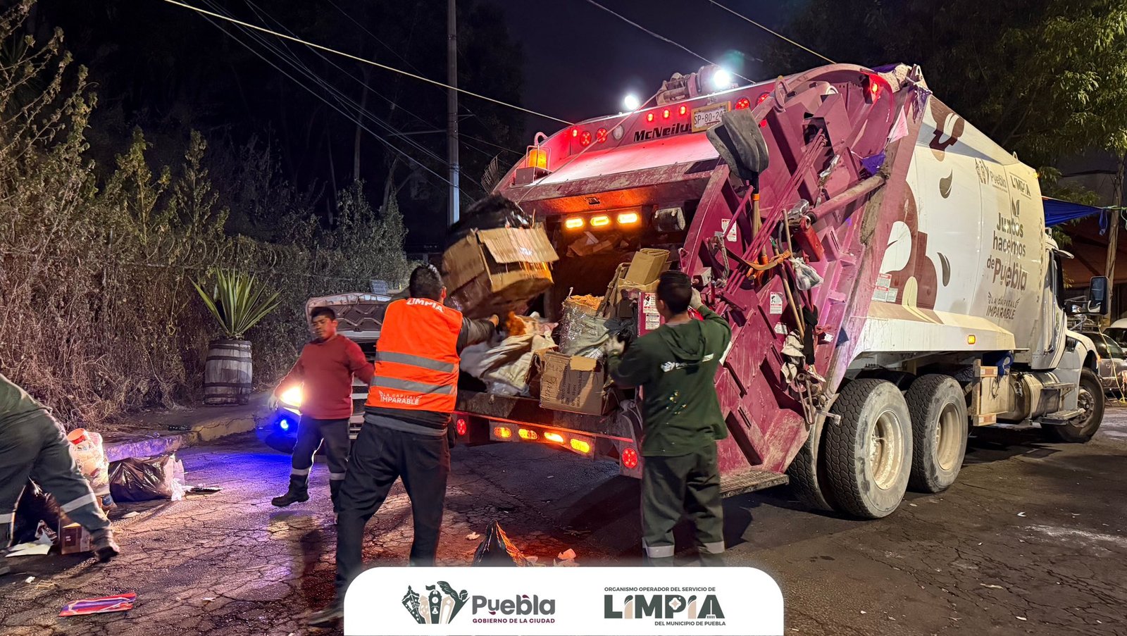 Durante la madrugada, #OOSL llevó a cabo labores de limpieza en la zona del Calvario, como parte del operativo de #SemanaSanta.