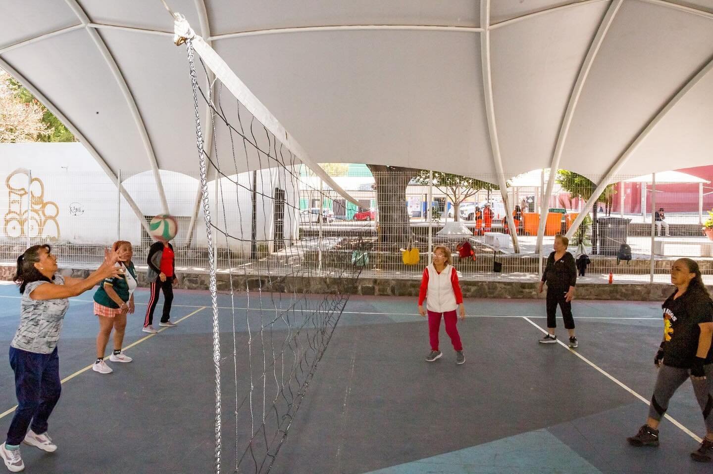 El DIF Puebla Capital invita a las personas de la tercera edad a unirse a las actividades de cachibol para fortalecer su cuerpo