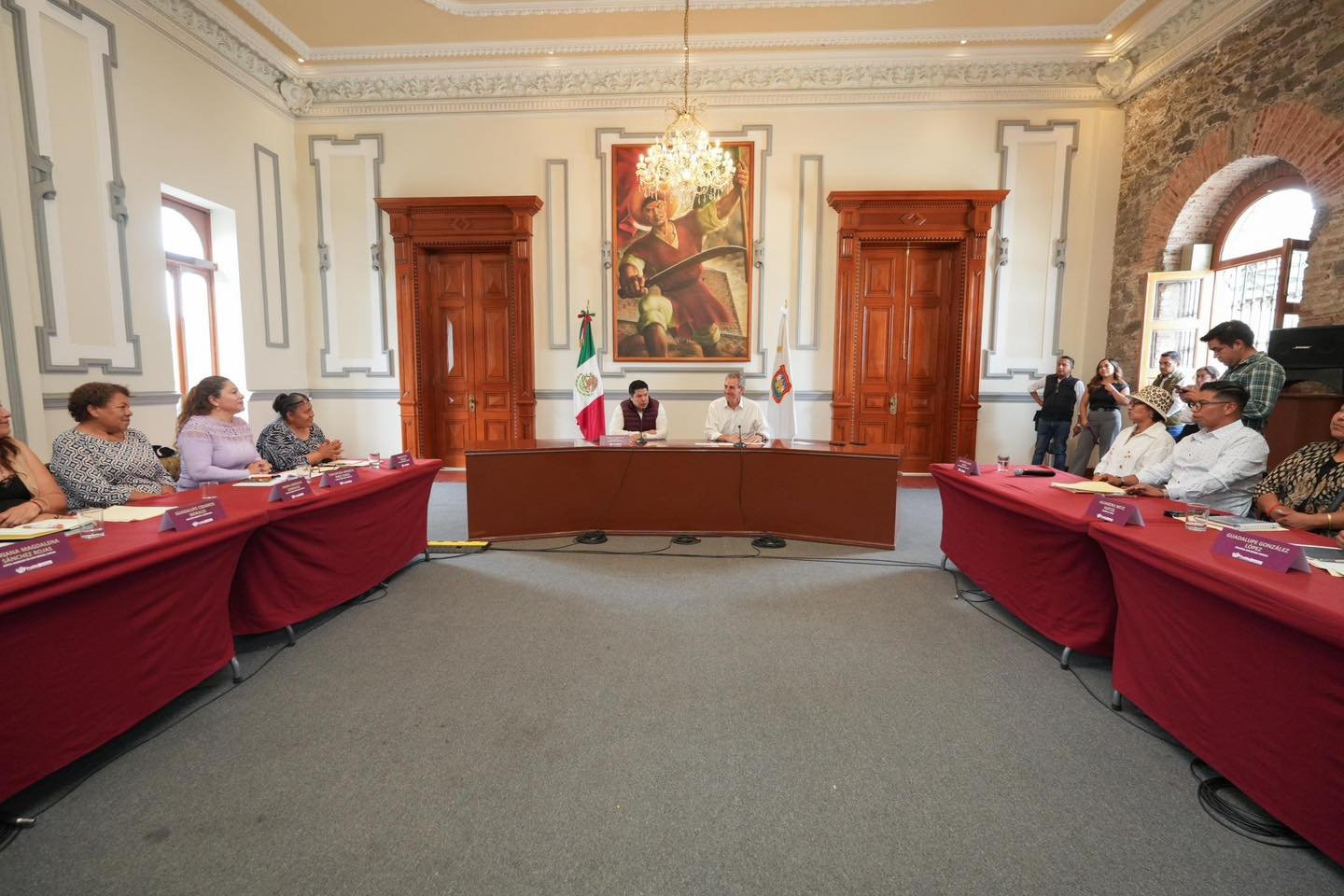 Esta tarde platicamos con líderes de diferentes Colonias y #JuntasAuxiliares en el Palacio del Gobierno de la Ciudad.