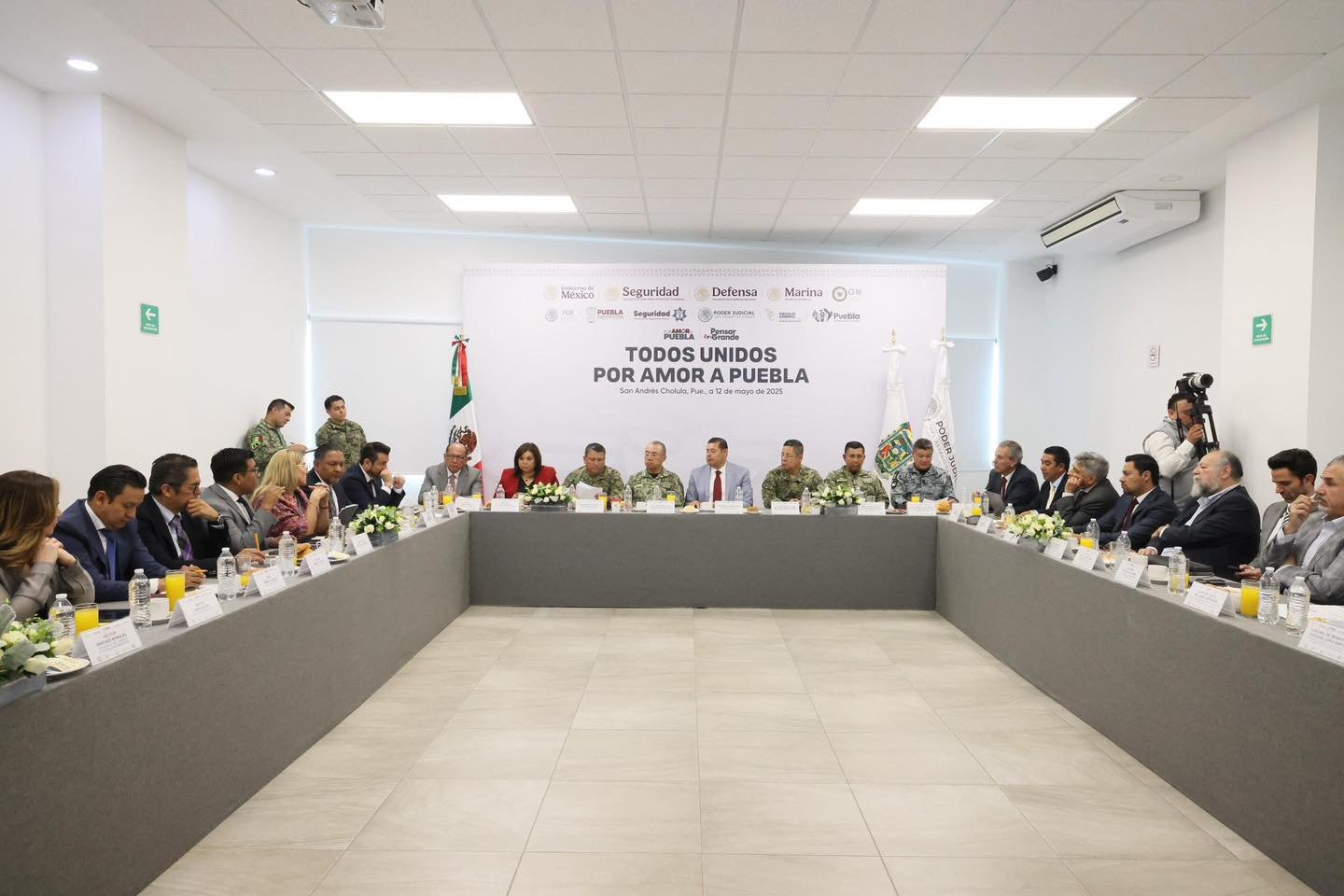En la Mesa de Trabajo de la Coordinación Estatal para la Construcción de Paz y Seguridad, con el Gobernador Alejandro Armenta