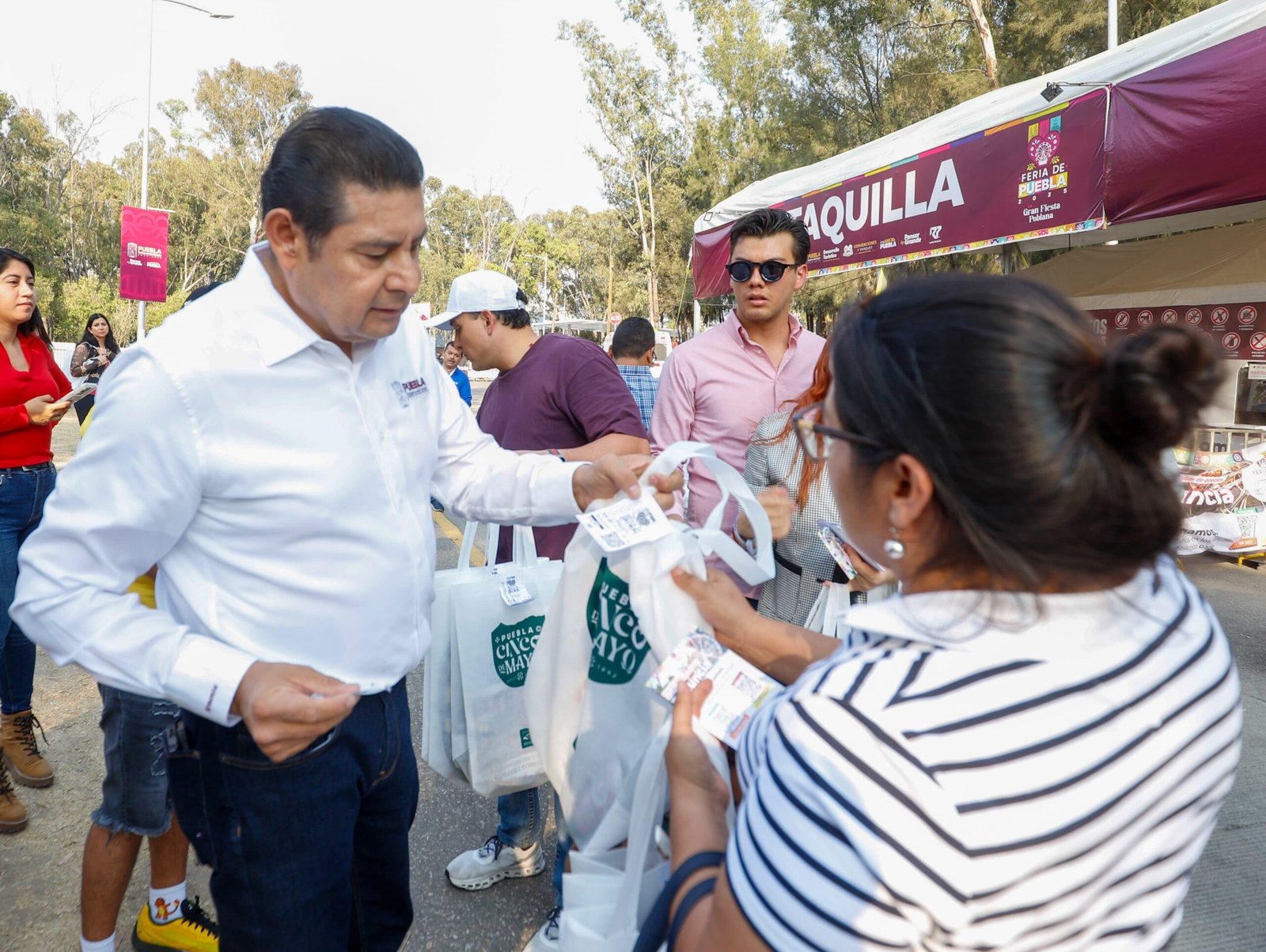 Gobernador Armenta cercano a las familias de la Feria de Puebla